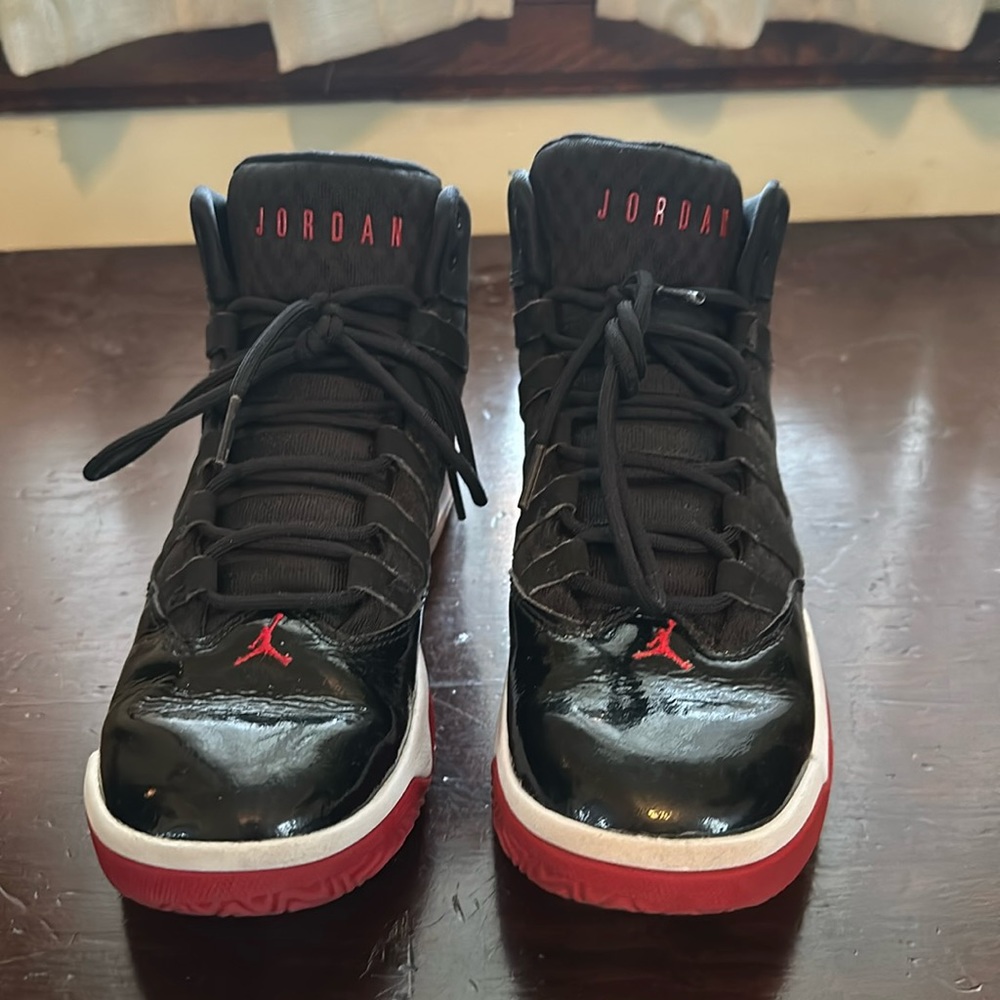 Boys Nike Air Jordan’s Black with red size 6Y Fresh!